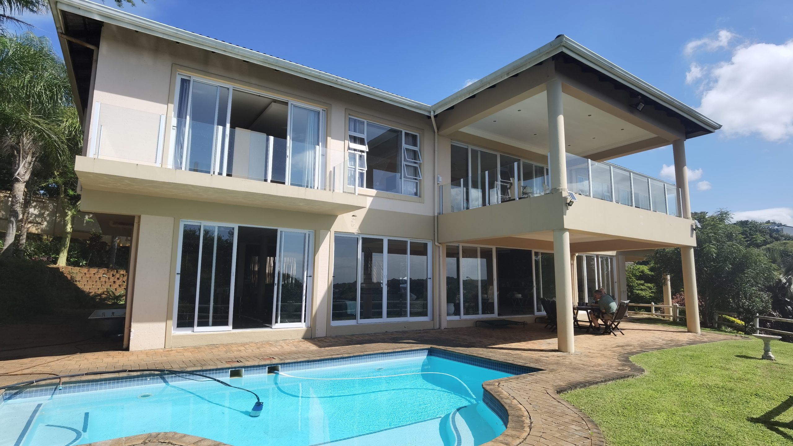 Außenansicht des Hauses mit Pool
