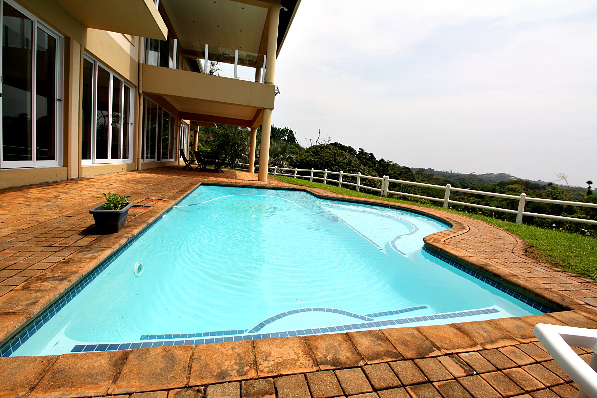 Pool mit Terrasse und Liegen